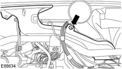 10. Отстранете левия отопляем стъклен въздуховод. Отстранете скобата.
