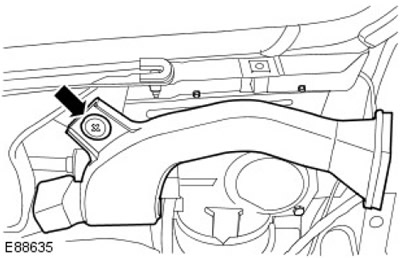 11. Отстранете десния канал за обезпотяване на предното стъкло. Отстранете скобата.