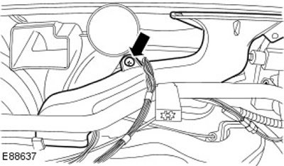 13. Отстранете десния въздуховод. Отстранете скобата.