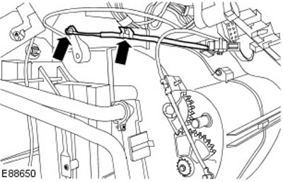 16. Изключете контролния кабел за клапата на отопляемия стъклен въздуховод. Освободете скобата.