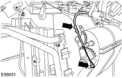 17. Изключете кабела за управление на клапата на отопляемия въздуховод за краката. Освободете…