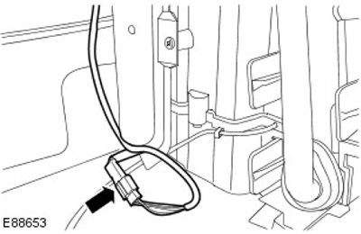19. Изключете електрическия конектор за превключвателя на размразителя.