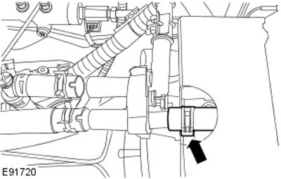 5. Откачете маркуча за връщане на сърцевината на нагревателя. Освободете скобата.