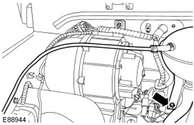 2. Изпразнете разширителния съд. Отстранете болта.