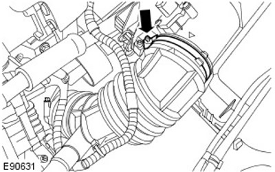 5. Освободете скобата на изходната тръба на въздушния филтър.