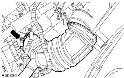 6. Освободете изходната тръба на въздушния филтър. Освободете скобата.