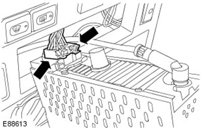 2. Изключете 2-та електрически конектора от аудио модула.