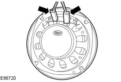 2. Отстранете високоговорителя на контролния панел. Разкачете 2 електрически конектора.
