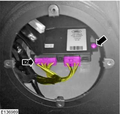 Изключете двата конектора.