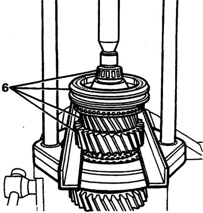 6. Folosind un extractor, ridicați rulmentul, sincronizatorul treptelor de viteză 3/4, treptele de…