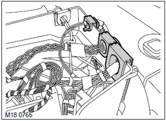3. Отстранете уплътненията за кабелните снопове от монтажната кутия.