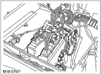 6. Отстранете модула за управление на двигателя (ECM) и блока за управление на трансмисията (ECU)…