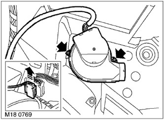 8. Изключете електрическия конектор на вентилатора и го извадете от стойката на корпуса на…