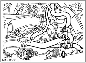 8. Разхлабете скобата и откачете вакуумния маркуч от вакуумната помпа.