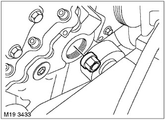 12. Развийте гайката, закрепваща задвижващото зъбно колело на горивната помпа.