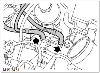 18. Развийте 2-те скоби и откачете маркучите за гориво от помпата.