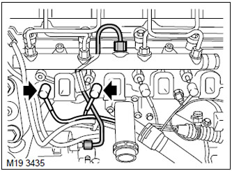 19. Разхлабете 2-те гайки и отстранете тръбата за гориво с високо налягане. Отстранете опорната…