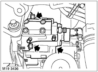 21. Развийте 3-те гайки, освободете и извадете горивната помпа. Изхвърлете уплътнението.