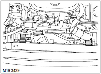 6. Развийте скобата и откачете маркуча за подаване на въздух от радиатора на междинния охладител.