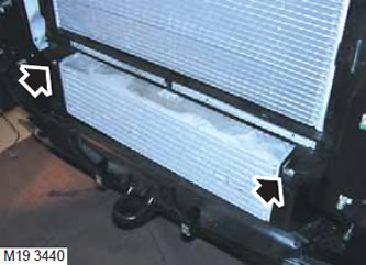 8. Освободете 2-те скоби, закрепващи радиатора за междинно охлаждане към опората и внимателно…