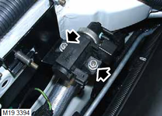 5. Развийте 2-те гайки, закрепващи соленоидния вентил, и извадете клапана от скобата.