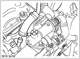 6. Разхлабете скобата и откачете вакуумния маркуч от вакуумната помпа, изхвърлете скобата.