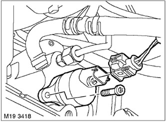 8. Изключете съединителя от регулатора на налягането на горивото.