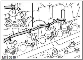 7. Развийте скобите и отстранете маркучите за връщане на гориво от инжекторите.