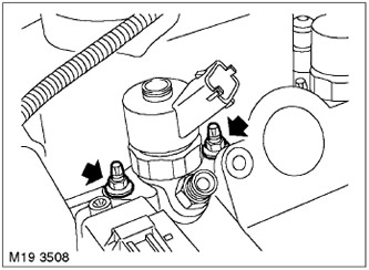 8. Развийте 2-те гайки, закрепващи инжектора.