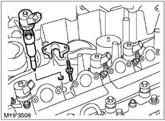 9. Като използвате гнездо Torx, завъртете монтажните шпилки на инжектора обратно на часовниковата…