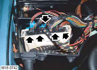 3. Изключете 5-те конектора от контролния блок.