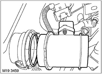 4. Разкачете скобите на MAF/IAT сензора и отстранете сензора.