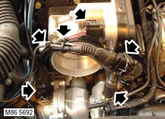 6. Разкачете съединителите от тялото на дросела, нагревателя на термостата, сензора за положение на…