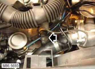 8. Разкачете съединителите от електромагнитните клапани за управление на променливото…