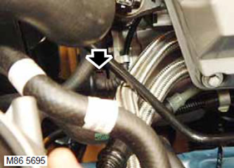 11. Изключете конектора от генератора.