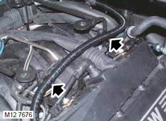 17. Освободете снопа на генератора от двете скоби на скобите на горния корпус на двигателя.