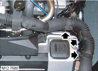 19. Разкачете снопа на двигателя от скобите и го преместете от капака на клапана.