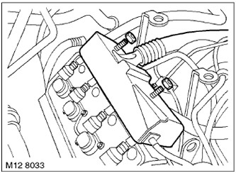 20. Развийте 2-те гайки, закрепващи снопа на двигателя към всмукателния колектор.