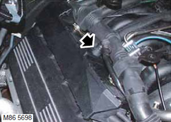 24. Изключете конектора от десния сензор за детонация (KS).