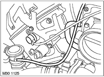 31. Развийте скобата и откачете вакуумния маркуч от соленоидния клапан за продухване на абсорбера.…