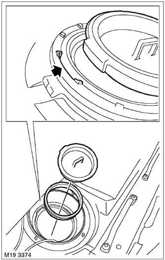 4. Внимателно поставете помпата за зареждане с гориво в резервоара за гориво. Инсталирайте го