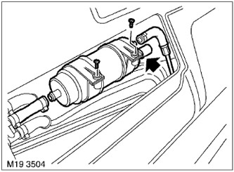 5. Развийте 2-те болта, закрепващи помпата за зареждане с гориво към монтажните скоби, огънете…