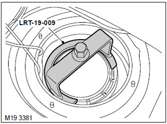 8. С помощта на инструмента LRT-19-009 отстранете заключващия пръстен от тялото на резервоара за…