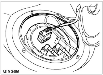 4. Изключете конектора от горивната помпа.