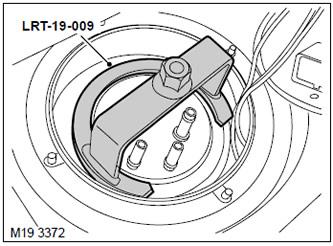 10. С помощта на инструмента LRT-19-009 отстранете заключващия пръстен от тялото на резервоара за…