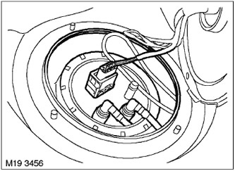 4. Изключете електрическия конектор от горивната помпа.