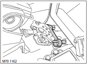 6. Разкачете кабелната скоба от еквалайзера, разкачете кабелите на ръчната спирачка от еквалайзера…