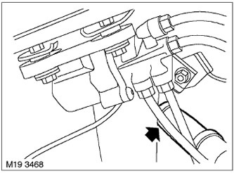 10. Разхлабете скобата, закрепваща маркуча на тръбата за пълнене, и разкачете маркуча от връзката…