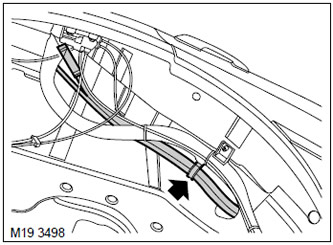 11. Разкачете маркуча на тръбата за пълнене и маркуча на абсорбера на парите на горивото от…