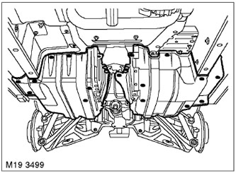 13. Отстранете 16-те болта и 4-те гайки, закрепващи защитния корпус на резервоара за гориво.